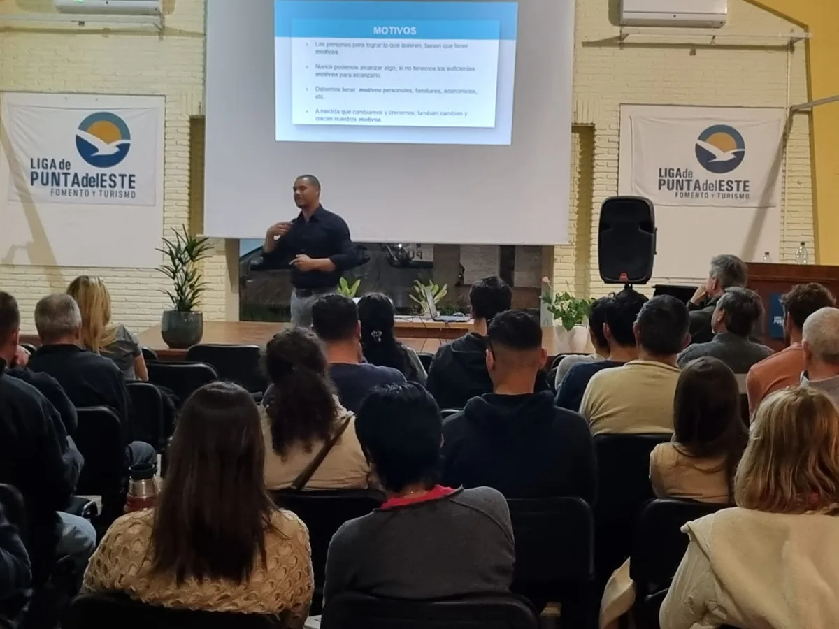 Charla de Sergio Valle Martínez ante el público en la Liga de Punta del Este