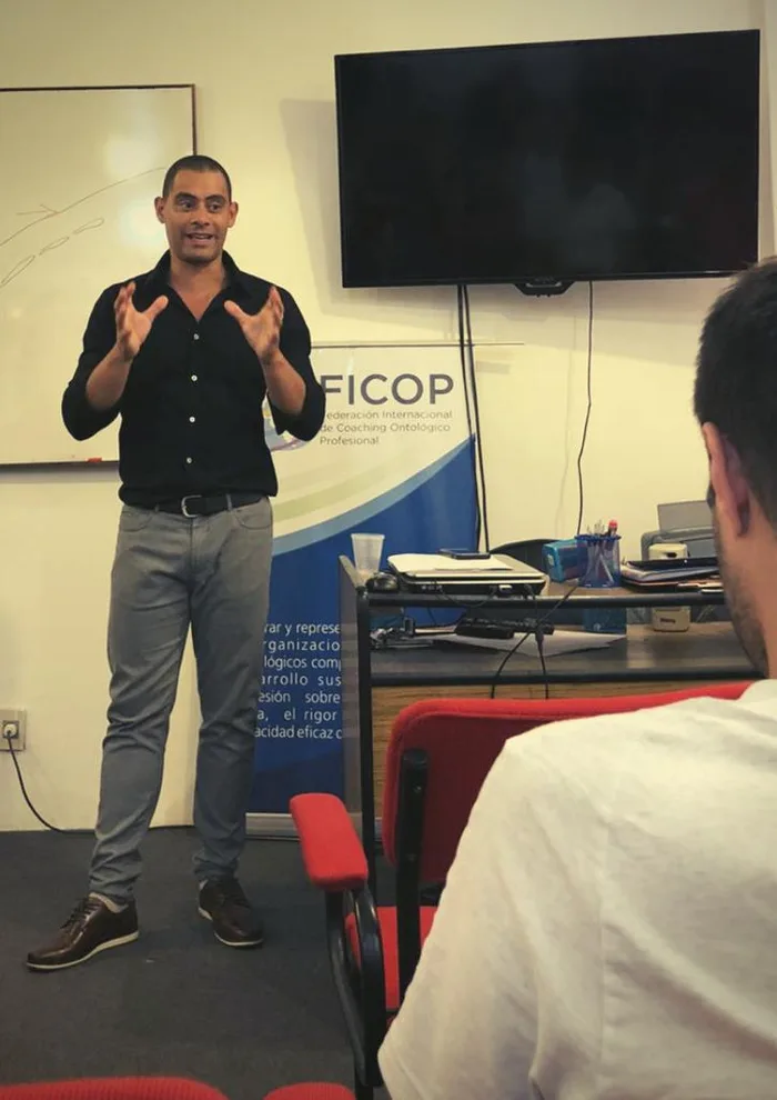 Sergio Valle Martínez presentando en la conferencia de FICOP